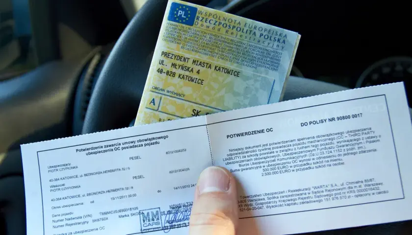Dowód rejestracyjny i potwierdzenie OC w samochodzie. Brak ważnego OC to wysokie kary, nawet 5000 zł.