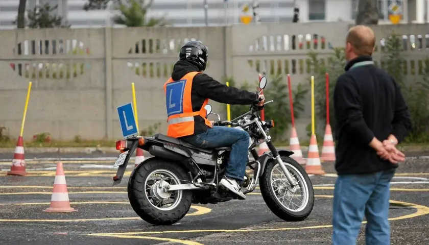 Nauka jazdy na motorze z literką "L" na kamizelce. Kto wie, może to początek drogi do zdobycia prawa jazdy AM za darmo?