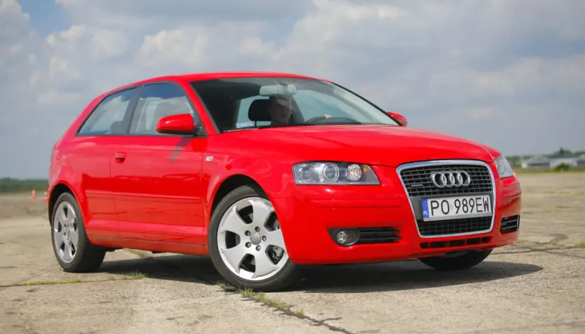 Czerwone Audi A3 8P 2.0 TDI na tle błękitnego nieba z chmurami.