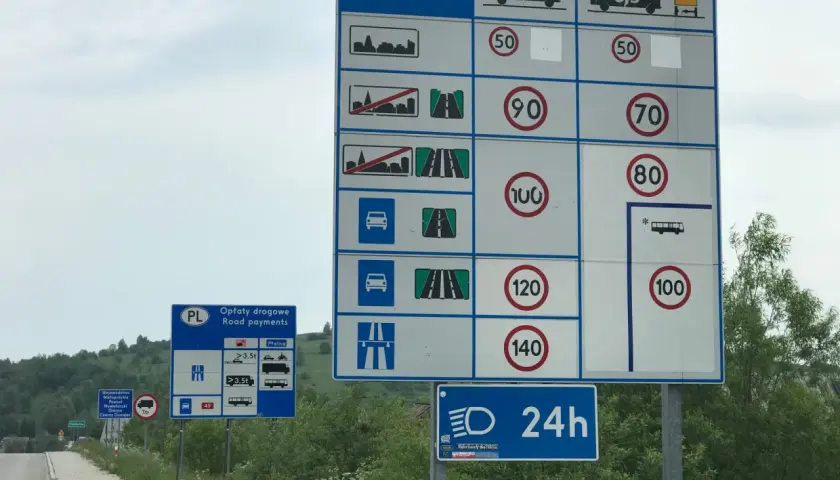 Znaki drogowe w Polsce informują o limitach prędkości dla autobusów, np. 100 km/h. Kierowca autobusu musi przestrzegać tych zasad.