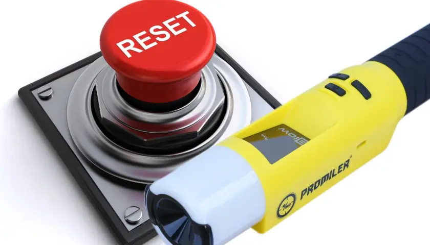 Alkomat Promiler i czerwony przycisk RESET. Jak działa alkomat? Po włączeniu i dmuchnięciu, urządzenie pokazuje wynik.
