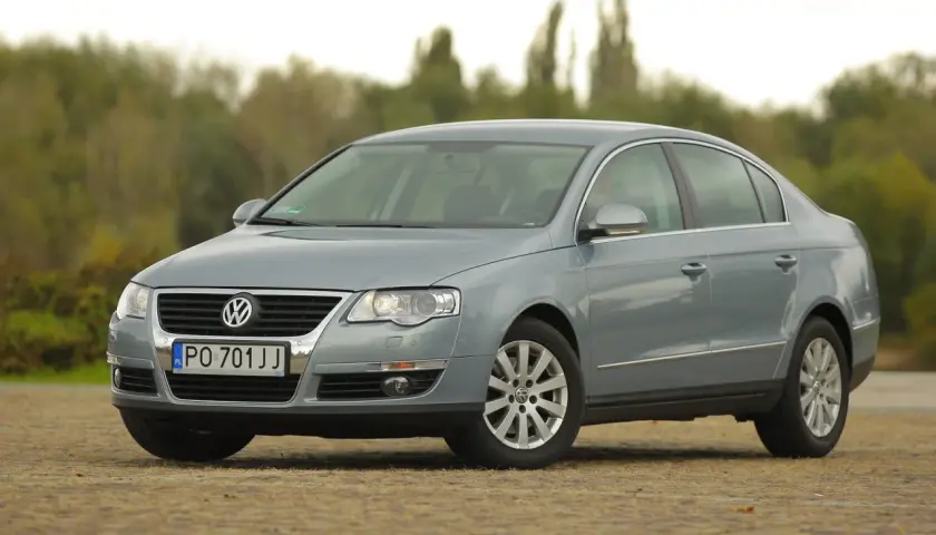 Szary Volkswagen Passat B6 1.9 TDI stoi na zewnątrz.