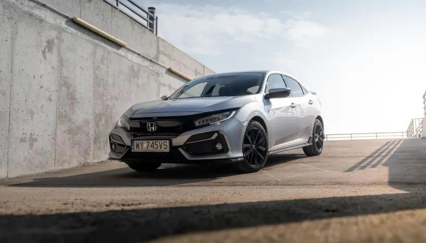 Srebrna Honda Civic 7 na tle betonowej ściany i nieba.