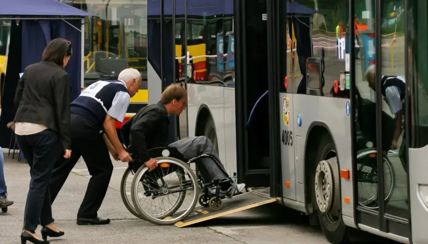 Pomoc w wejściu do autobusu na wózku inwalidzkim. Warto podziękować kierowcy busa za jego życzliwość.