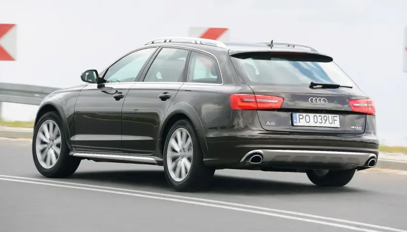 Ciemnobrązowe Audi A6 C6 Avant Allroad jadące po drodze.