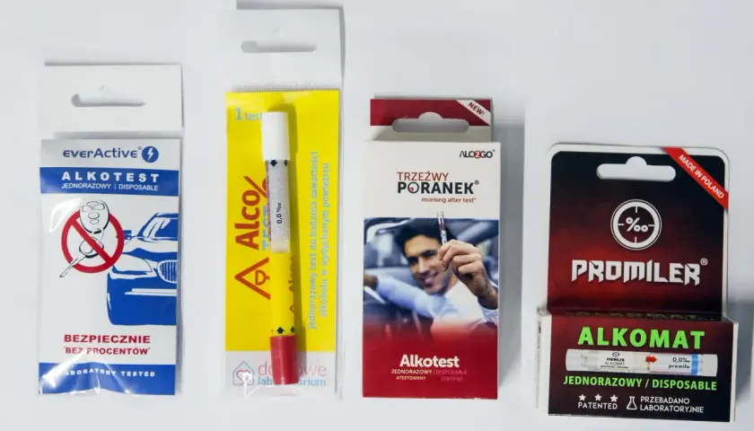 Gdzie kupić alkomat jednorazowy? Na zdjęciu cztery różne alkomaty jednorazowe: everActive, Alco%, Trzeźwy Poranek, Promiler.