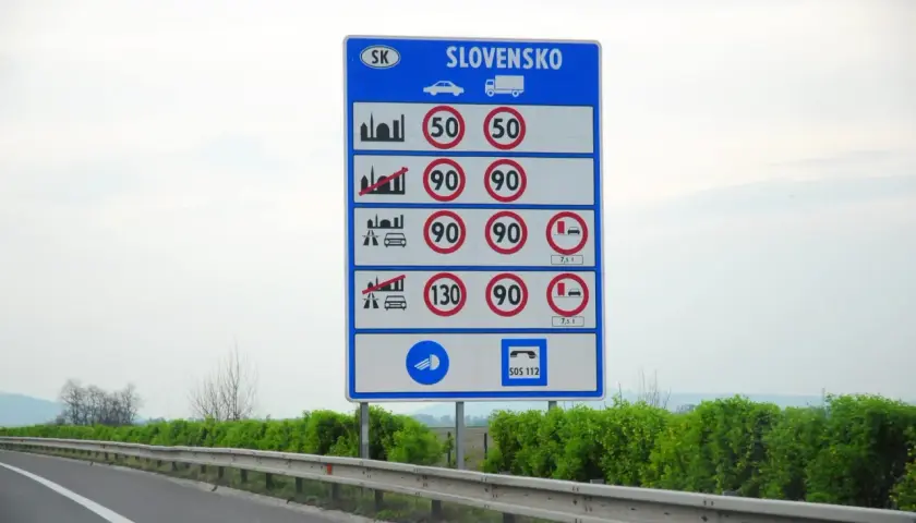 Znak drogowy na Słowacji informuje o limitach prędkości dla samochodów i ciężarówek. Dowiedz się, ile kosztuje winieta na Słowacji, planując podróż.