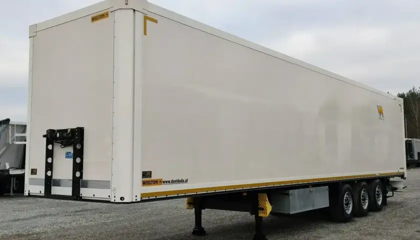 Biała naczepa Wielton, idealna do transportu wrażliwych towarów. Ta izoterma zapewnia stałą temperaturę.