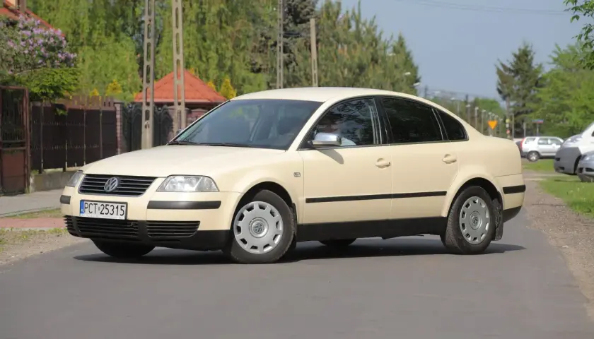 Jasny beżowy Volkswagen Passat B5 sedan na drodze.