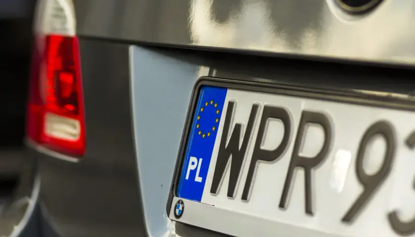 Tylny zderzak BMW z polskim numerem rejestracyjnym WPR 93...