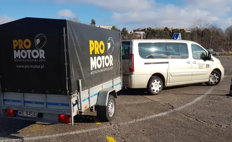 Kategoria B+E - co wolno, jak ją zdobyć i ile kosztuje