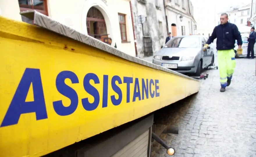Pomoc na drodze w polisie - co naprawdę obejmuje?
