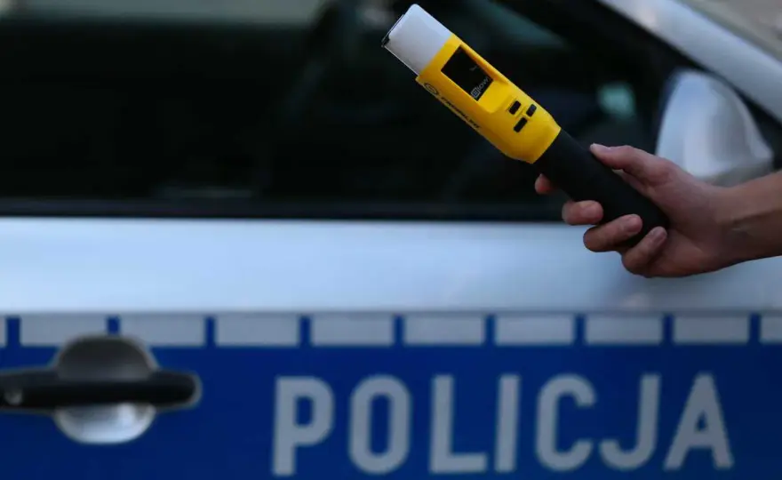 Czy policja może badać alkomatem w domu? Twoje prawa