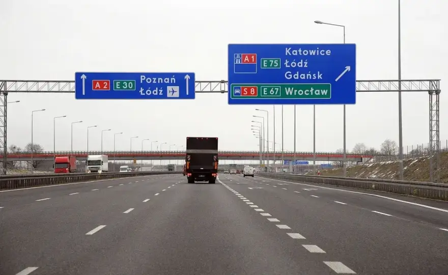 Znak autostrady D-9 i D-10 - jak czytać oznakowanie?