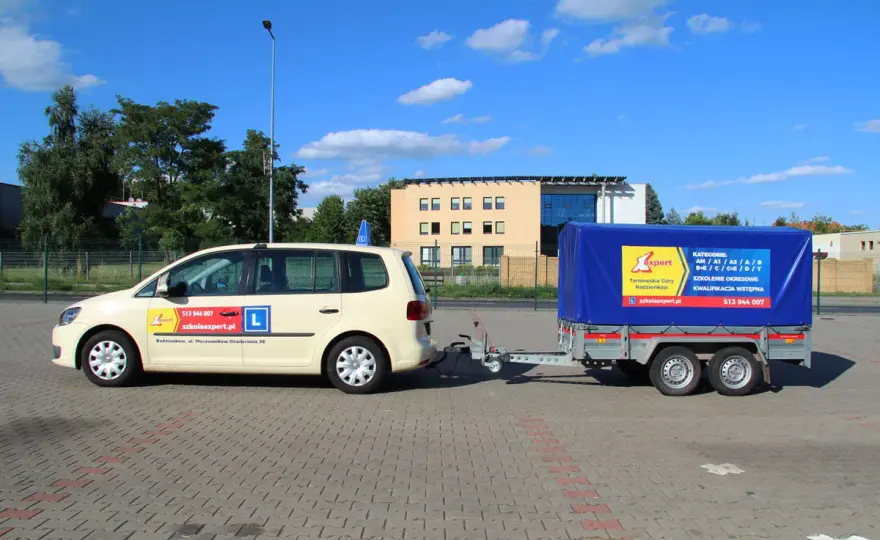 Kod 96 w prawie jazdy - kiedy wystarczy zamiast B+E?