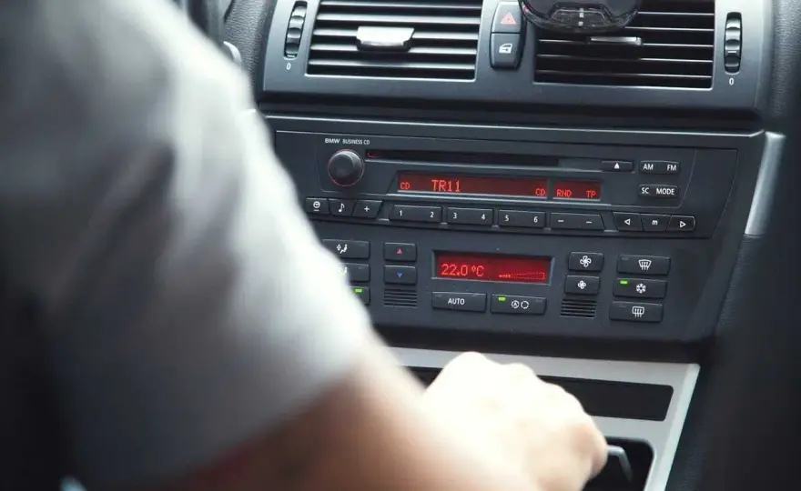 Jak skonfigurować radio samochodowe? Poradnik krok po kroku