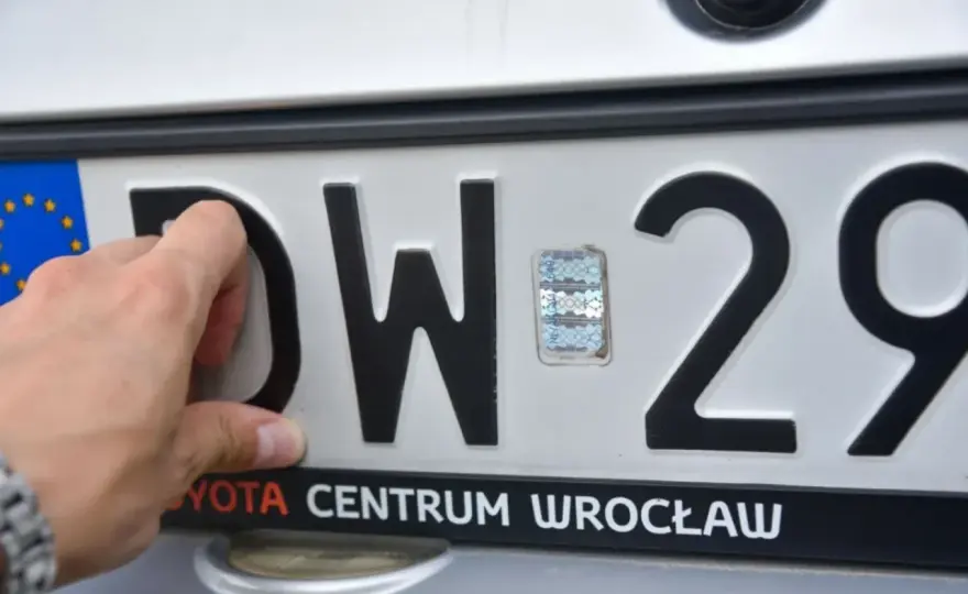 RLA na tablicy rejestracyjnej - co oznacza ten wyróżnik?