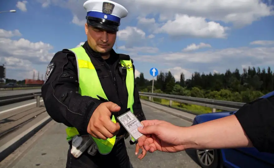 Czy trzeba mieć przy sobie prawo jazdy? Zasady w Polsce
