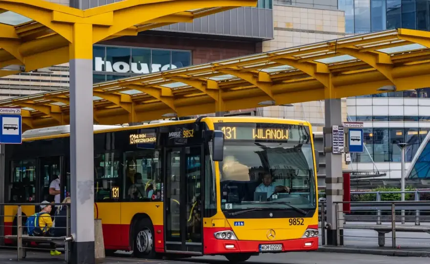 Ile zarabia kierowca PKS? Zarobki brutto, netto i dodatki