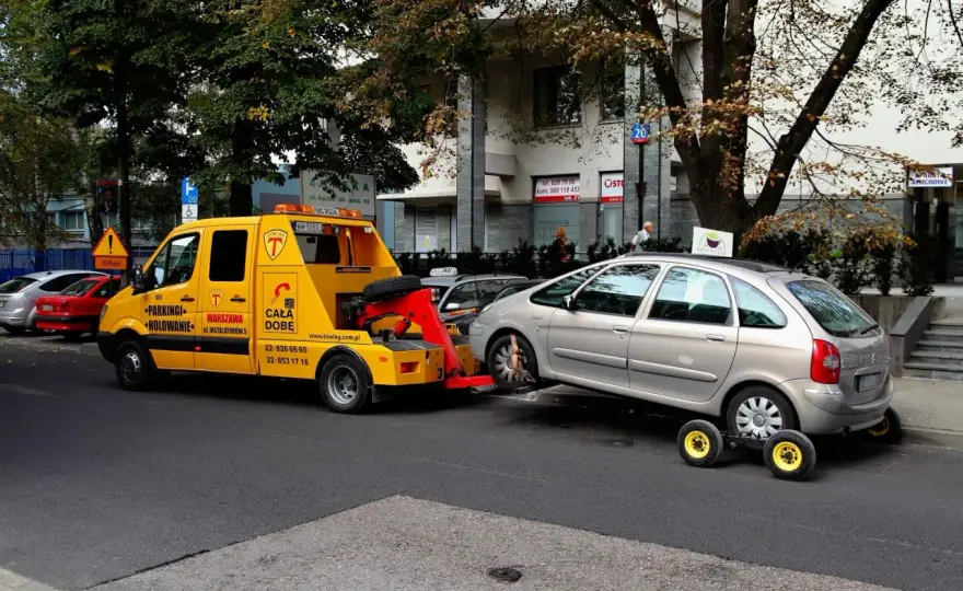 Mandat za parkowanie na zakazie - ile kosztuje i kiedy grozi holowanie