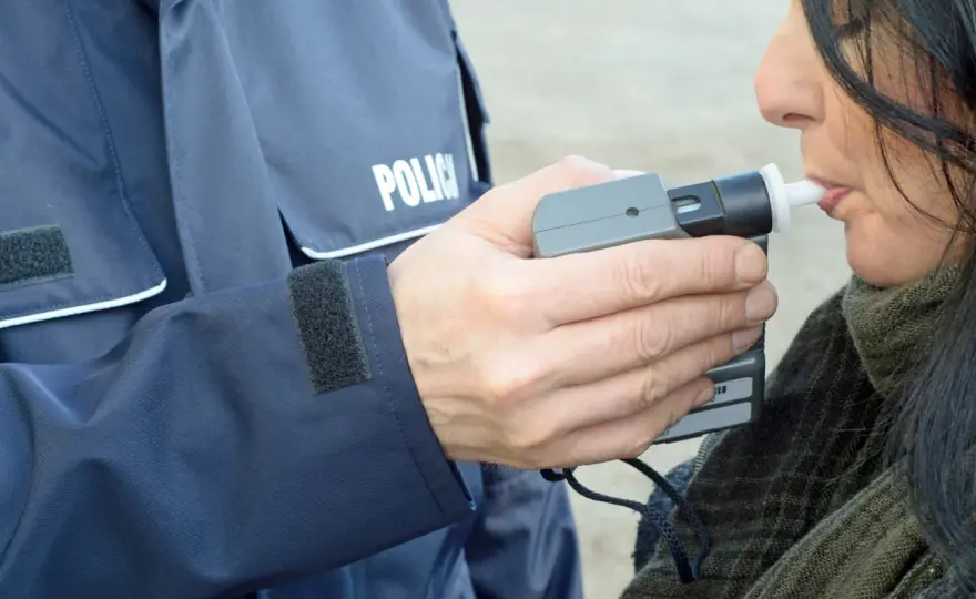Jak dmuchać w alkomat? Instrukcja krok po kroku