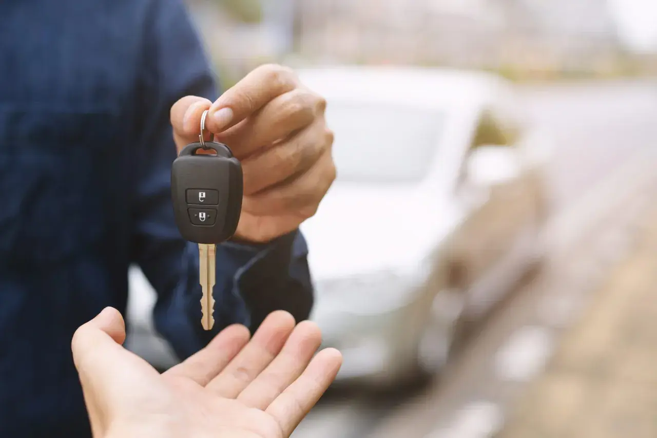 Przekazanie kluczyków do samochodu po wnd rejestracji. Nowy właściciel odbiera auto.