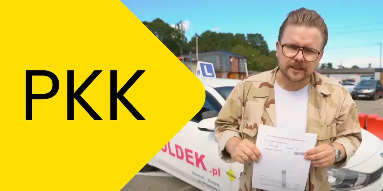 Mężczyzna w okularach trzyma dokument PKK, wyjaśniając jak wypełnić profil kierowcy. Obok biały samochód z literą L.
