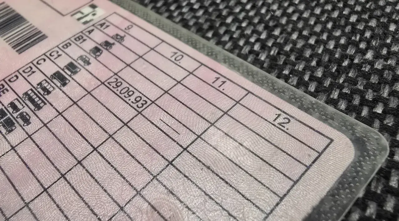 Zbliżenie na polskie prawo jazdy z datą 29.09.93. Zastanawiasz się, ile kosztuje prawo jazdy?