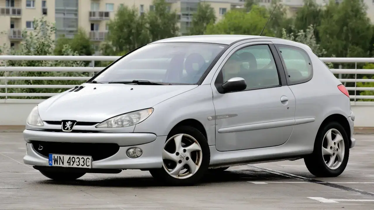Srebrny Peugeot 206 1.4 HDi na parkingu.