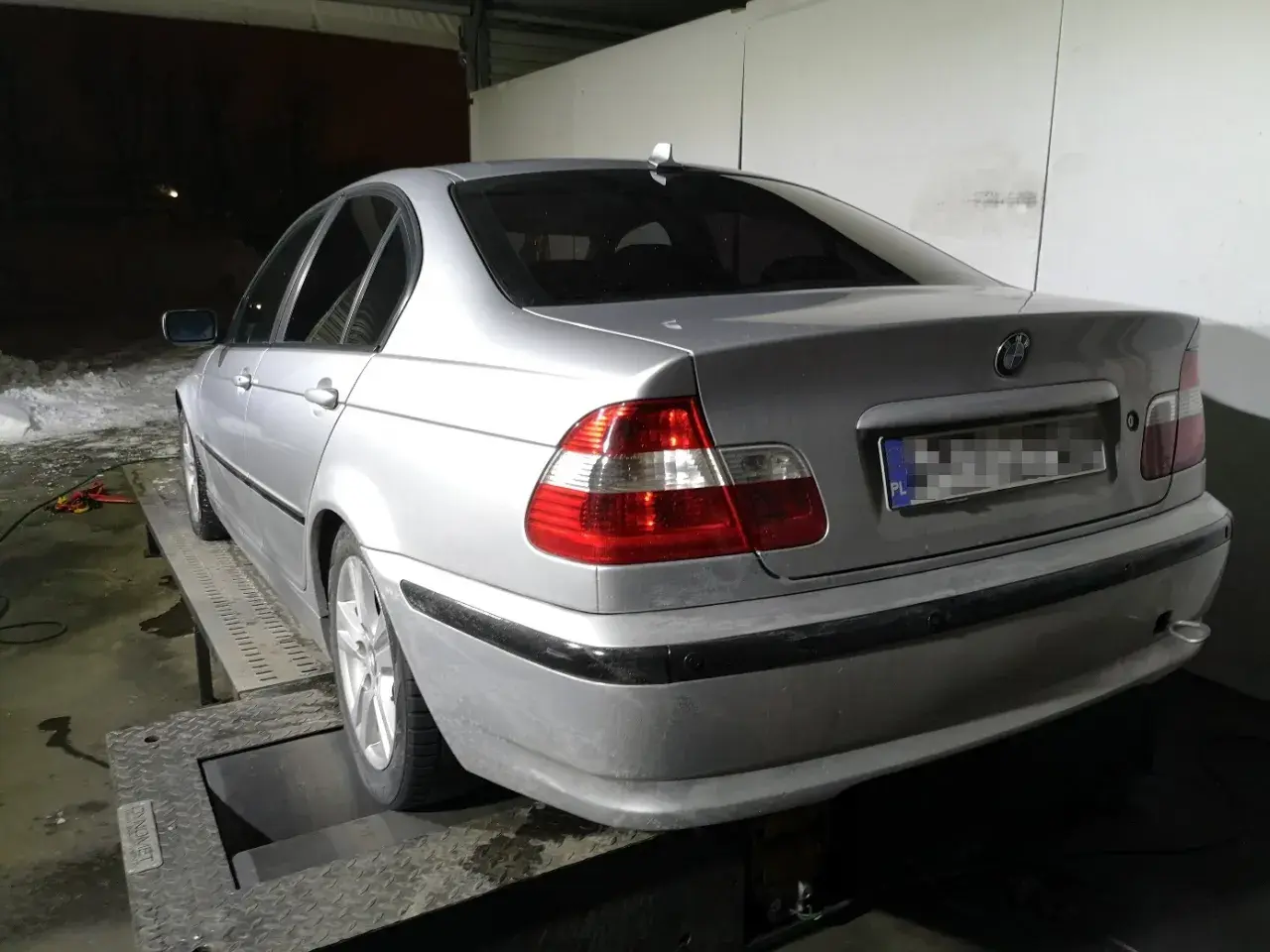 Srebrne BMW E46 320d na hamowni, widok z tyłu.