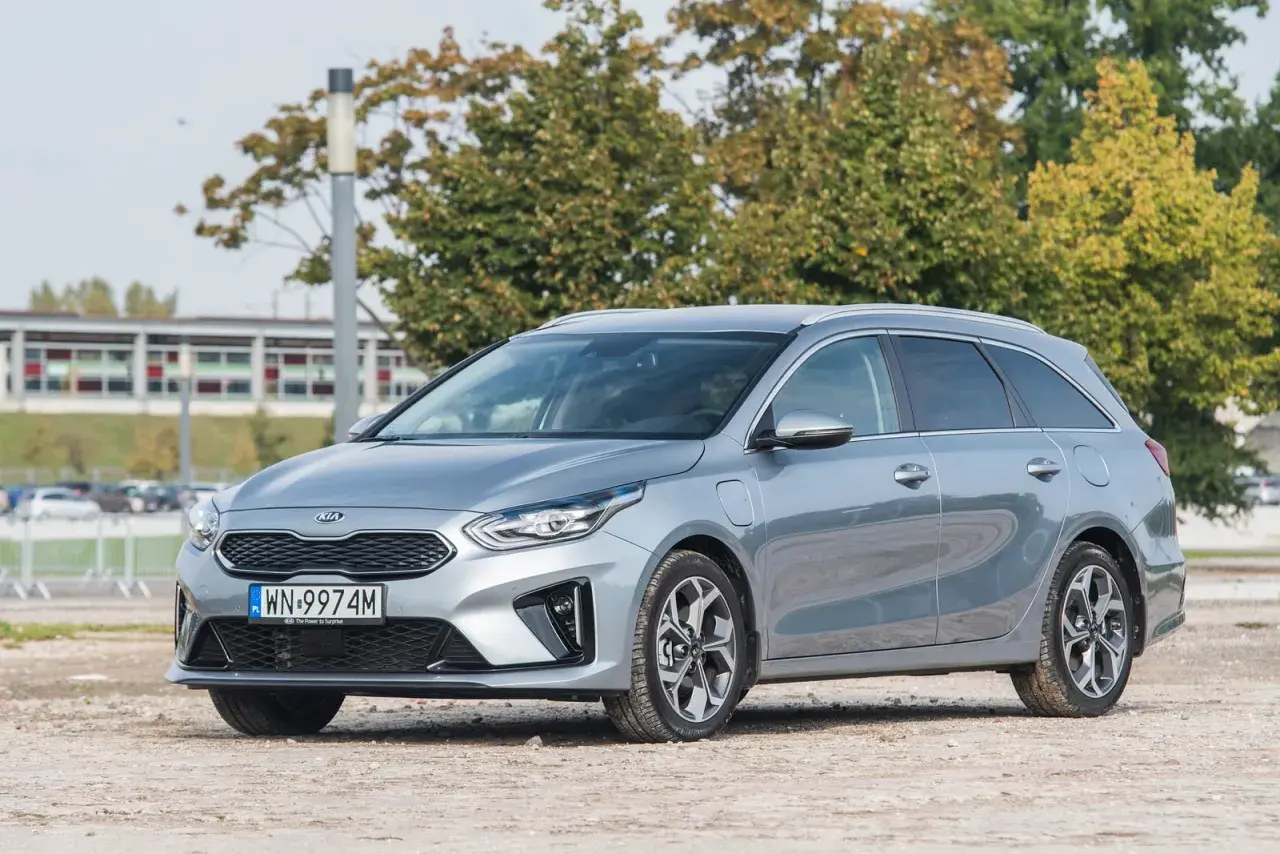 Srebrne Kia Ceed 1.6 CRDi, kombi, na tle drzew i budynku. Zastanawiasz się nad pojemnością baku?
