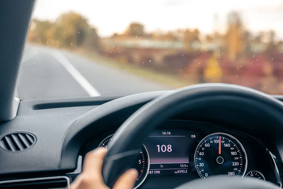 Prędkościomierz pokazuje 108 km/h. To przekroczenie prędkości o 20 km/h, jeśli limit wynosi 90 km/h.