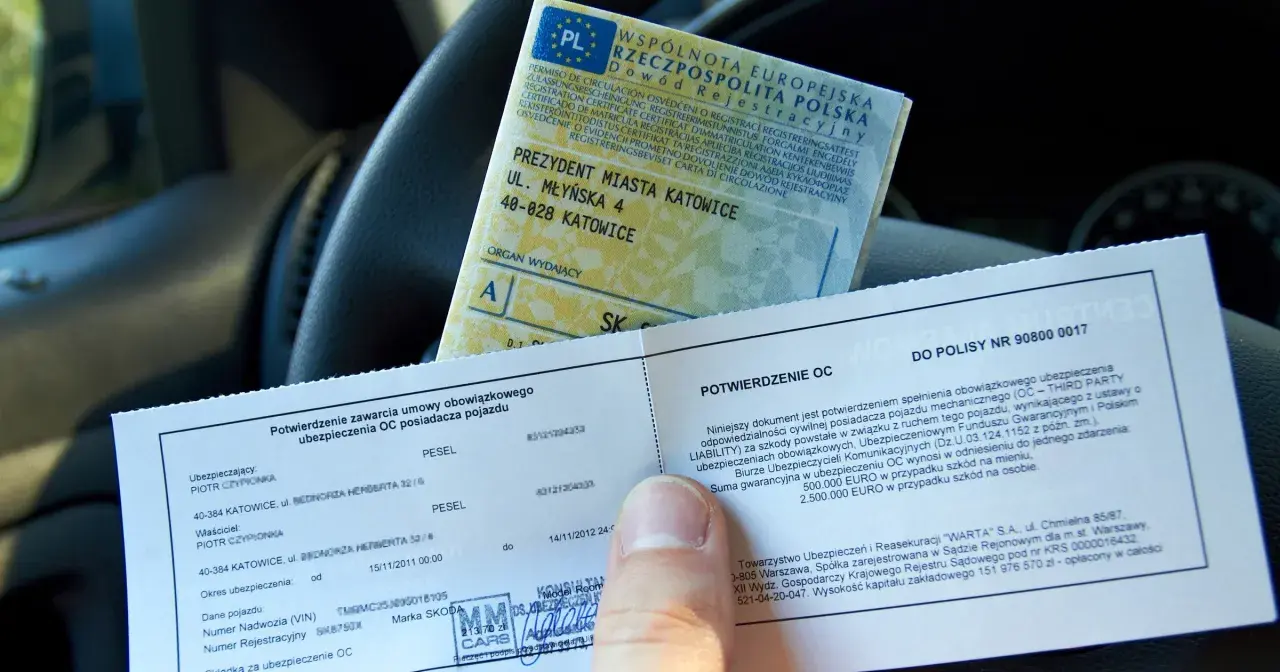 Dowód rejestracyjny i potwierdzenie OC w samochodzie. Brak ważnego OC to wysokie kary, nawet 5000 zł.