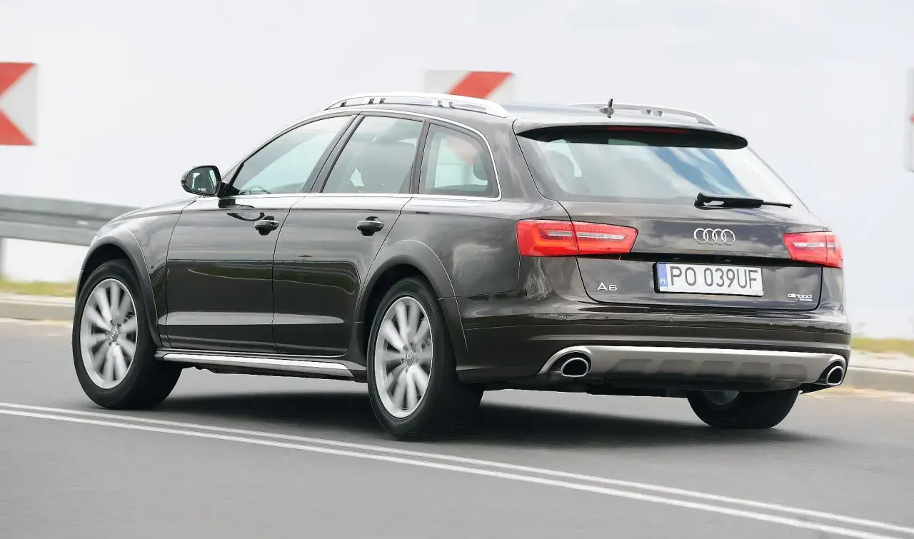 Ciemnobrązowe Audi A6 C6 Avant Allroad jadące po drodze.