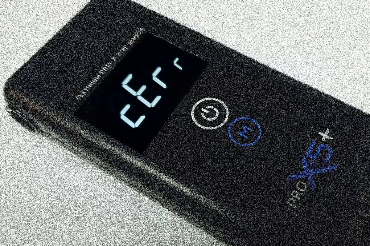 Cyfrowy alkomat PRO X5+ z wyświetlaczem "Err" sugeruje potrzebę resetu.