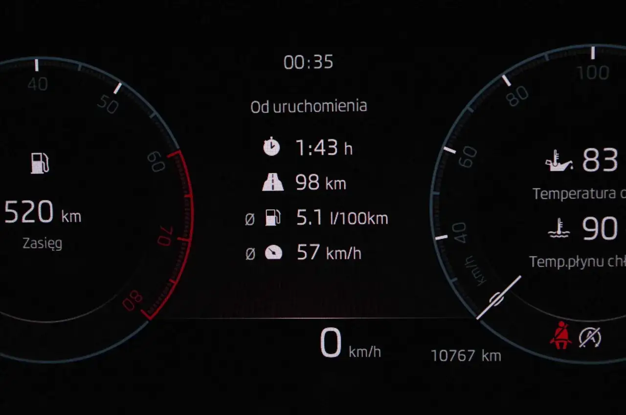 Na desce rozdzielczej Octavii widać zasięg 520 km, co sugeruje dużą pojemność baku.