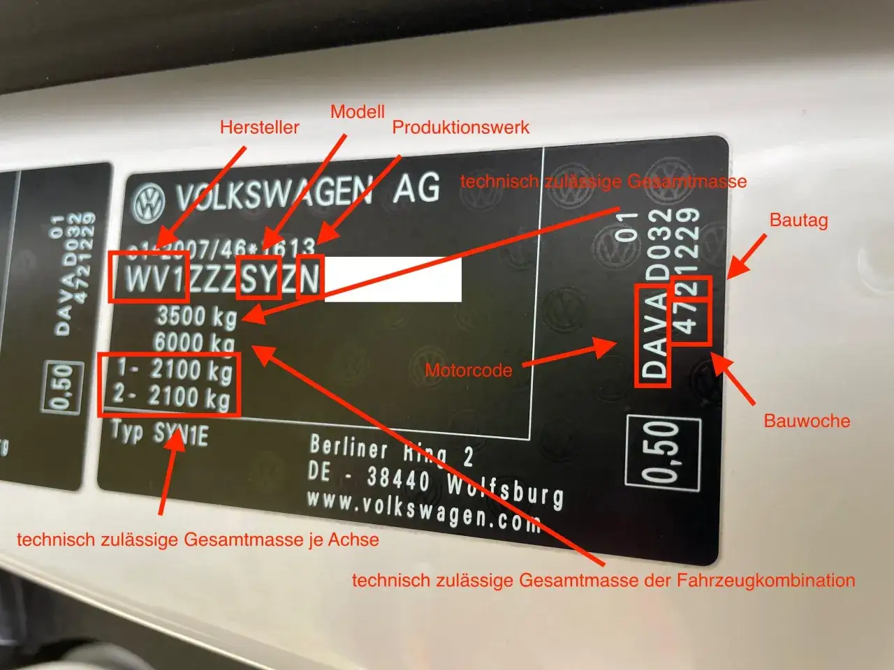 Tabliczka znamionowa VW: numer VIN WV1ZZZSYZN, dane techniczne, numer silnika (Motorcode) i datę produkcji.