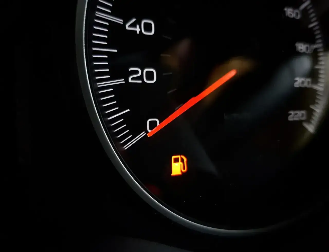 Kontrolka paliwa świeci się na desce rozdzielczej BMW E46 320d. Czas na tankowanie, bo pojemność baku jest bliska zeru.