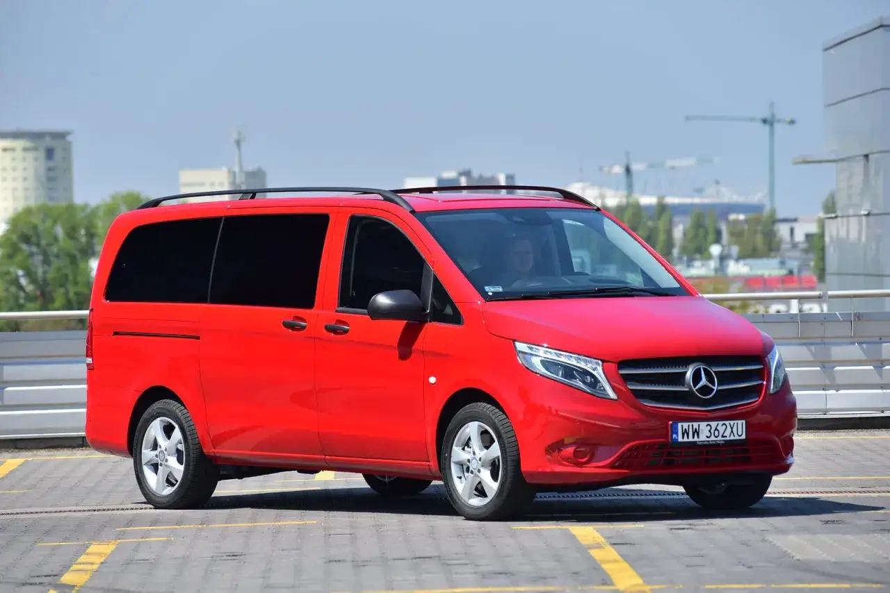 Czerwony Mercedes Vito na parkingu. Zastanawiasz się nad jego pojemnością baku? Ten van oferuje przestronne wnętrze i komfort podróży.