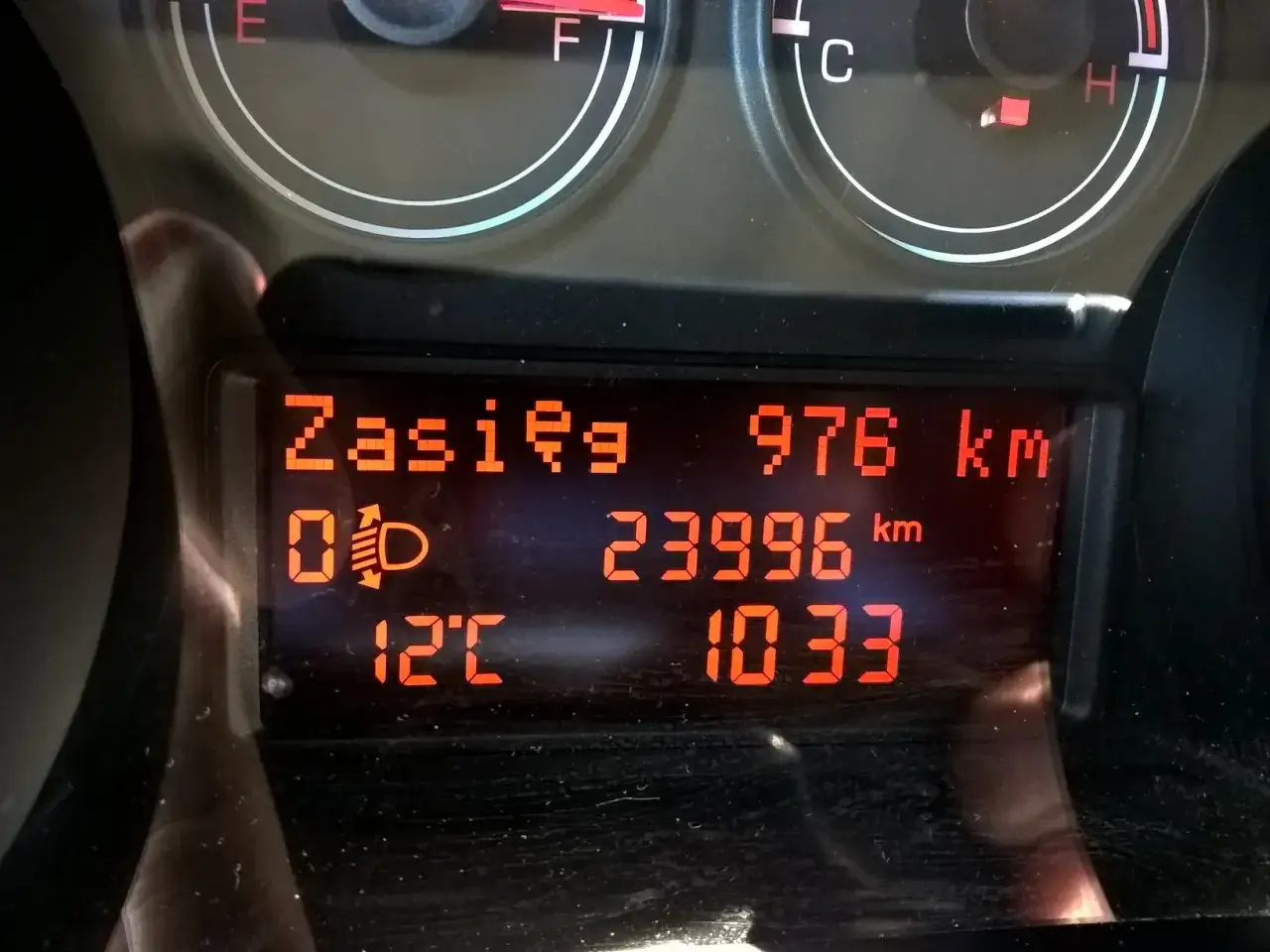 Zasięg 976 km, przebieg 23996 km. To pokazuje, że pojemność baku Opel Corsa C pozwala na długie podróże.