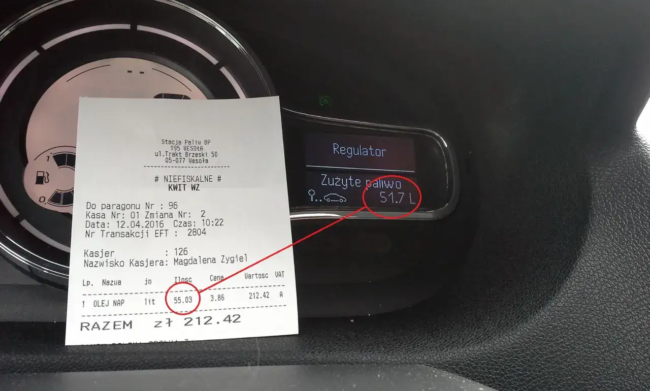 Na desce rozdzielczej Renault Megane 2 widać zużycie paliwa 51.7 L. Paragon potwierdza tankowanie 55.03 litra oleju napędowego.
