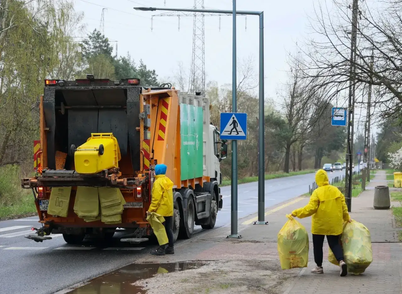 Kierowca śmieciarki w Niemczech zarabia dobrze, pracując w deszczu.