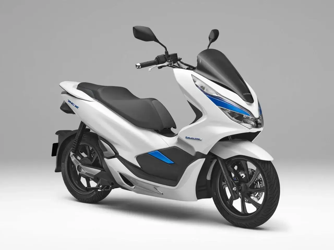 Biały skuter elektryczny Honda PCX Electric. Zastanawiasz się, jakie prawo jazdy na skuter? Ten model wymaga kategorii A1 lub B.