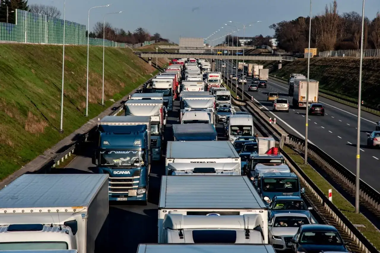 Korki na autostradzie. Czy warto zostać kierowcą tira, gdy codzienność to takie widoki?