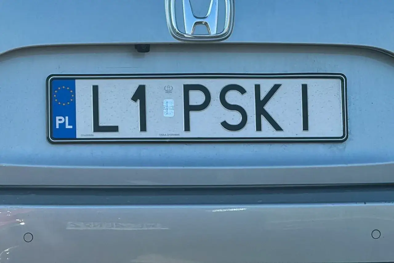 Rejestracja kos: L1 PSKI. Polski numer rejestracyjny pojazdu z symbolem Unii Europejskiej.