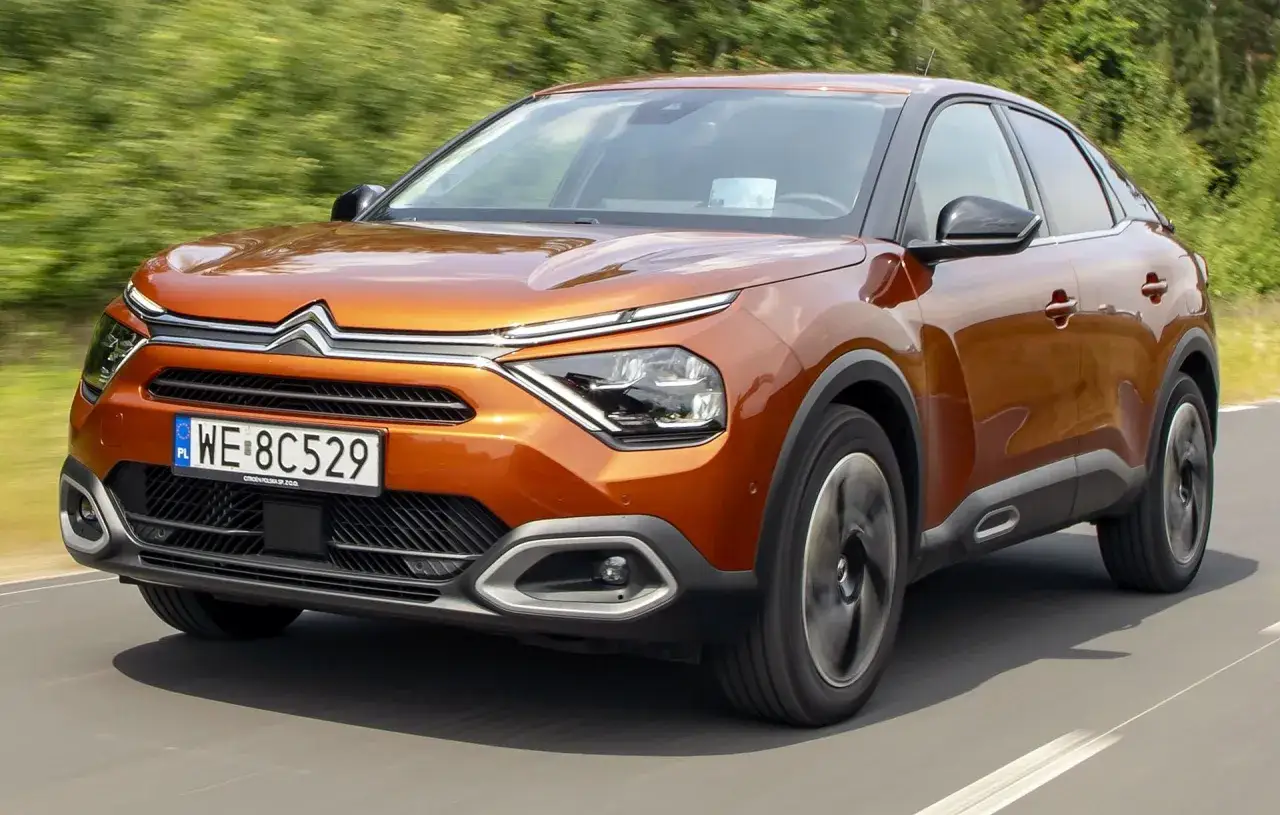 Pomarańczowy Citroen C4 w ruchu. Zastanawiasz się nad jego pojemnością baku?
