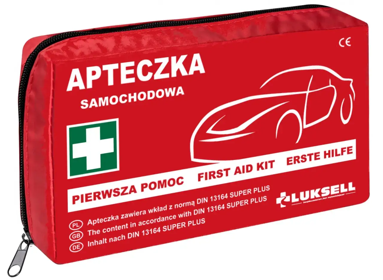 Czerwona apteczka samochodowa z białym logo auta i napisem 