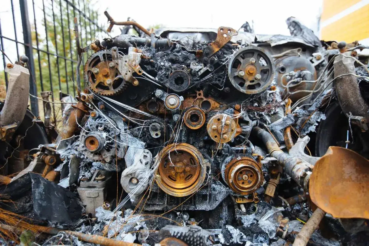 Spalony silnik, zardzewiałe koła pasowe i plątanina przewodów. Ten rozbiegany diesel wygląda, jakby przeszedł przez piekło.