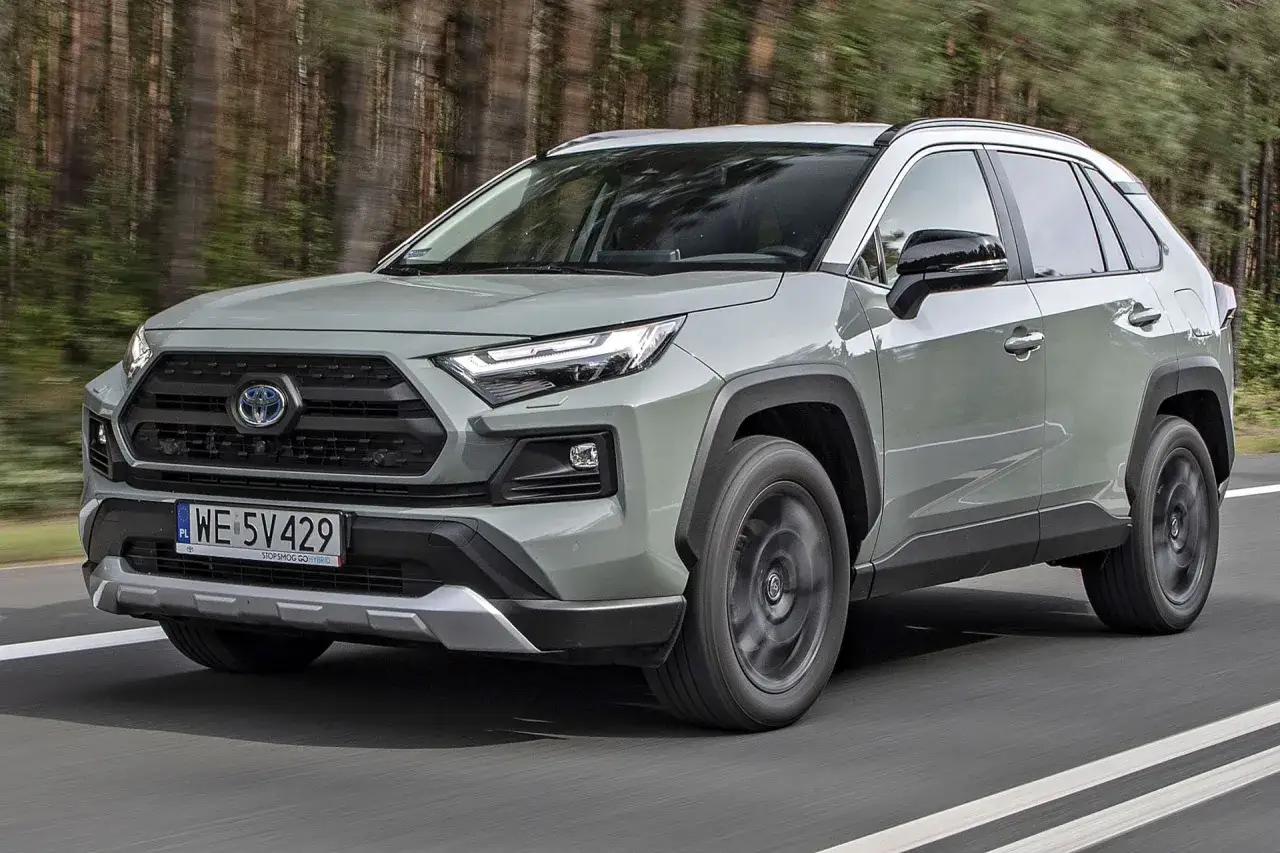 Szary Toyota RAV4 Hybrid jedzie po drodze. Zastanawiasz się nad pojemnością baku?