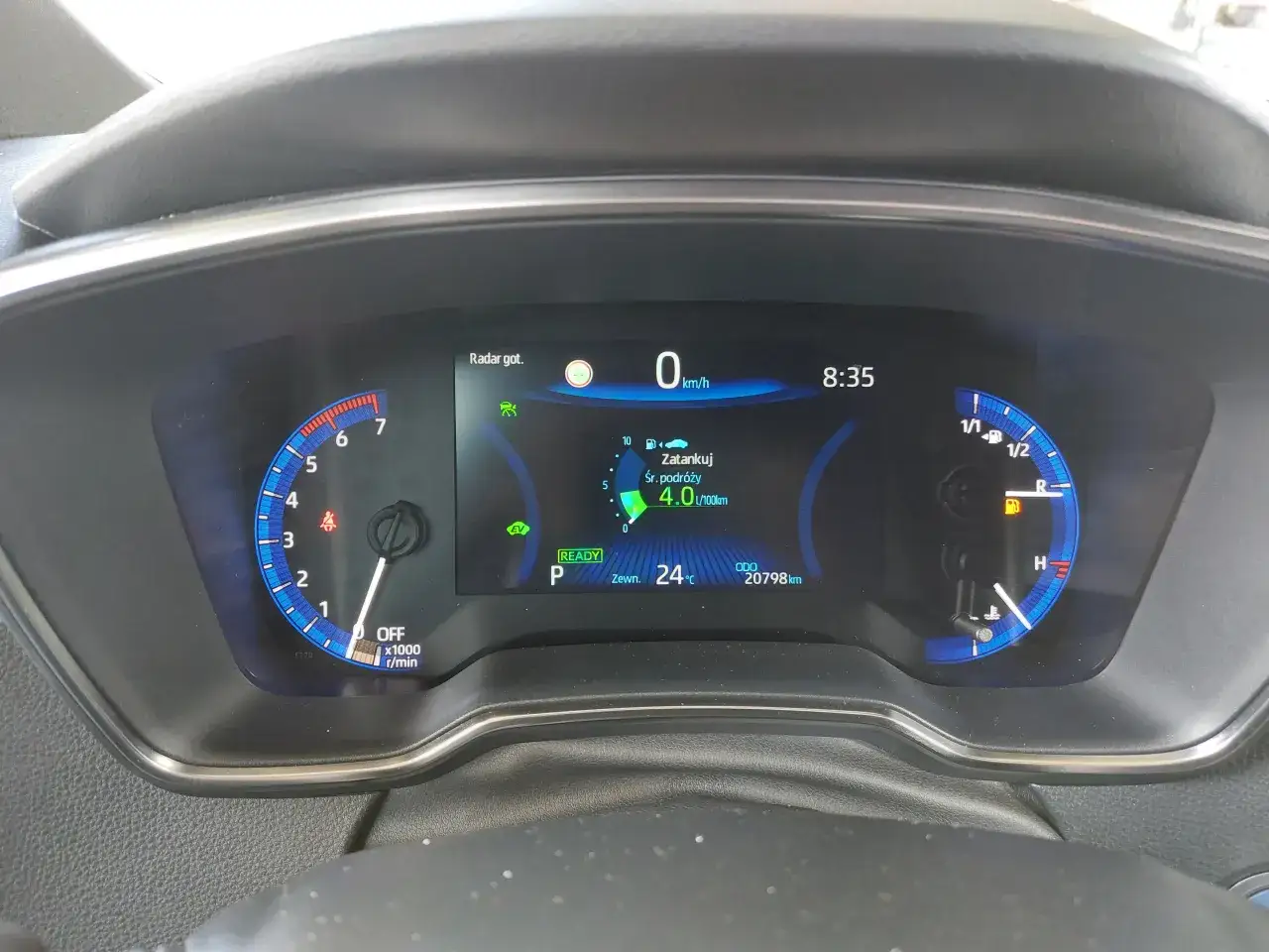 Wskaźnik paliwa Toyoty Auris Hybrid pokazuje niski poziom. Średnie spalanie 4.0l/100km.